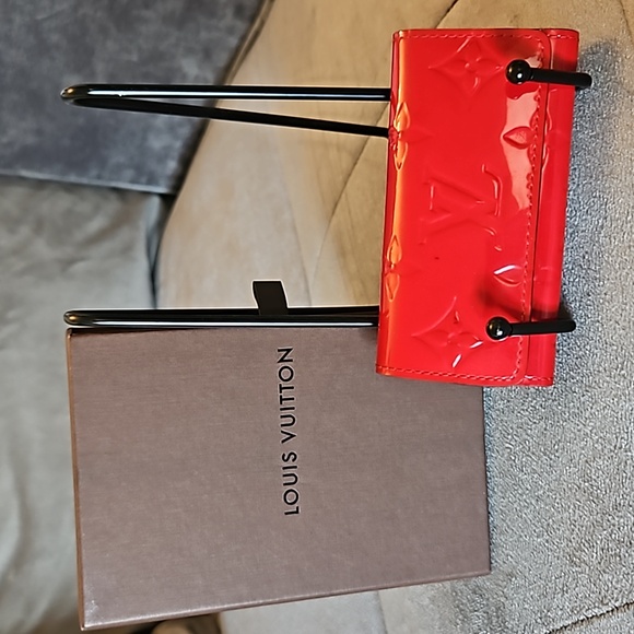 Louis Vuitton Accessories - 🎉HOST PICK🎉 Louis Vuitton Monogram Vernis 4 Ring Key Case WITH Box.